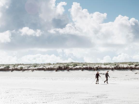 «Just in time» sind auf Langeoog nur die Gezeiten: Nordic Walker bestimmen ihr Tempo selbst. Nordic Walker am Langeooger Weststrand