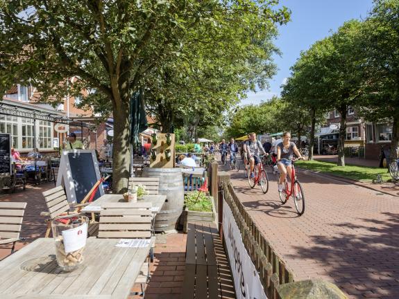 Ein toller Platz zum Kaffee trinken und Verweilen. Und im Anschluss geht´s in den Kreativkurs. Hauptstraße im Langeooger Inseldorf im Sommer