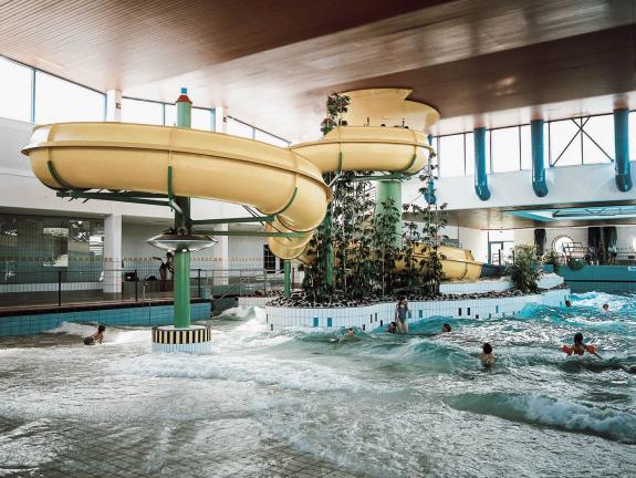 Das Meerwasser-Freizeit-und-Erlebnis-Bad garantiert mit seinem Meerwasserbecken, seiner 42 Meter langen Rutsche sowie seiner Traumgrotte Badespaß für die ganze Familie. Für die kleinen Gäste gibt es zudem einen liebevoll gestalteten Eltern-Kind-Bereich mit einem 34 Grad warmen Flachbecken und einem angrenzenden Wickelraum. Aufgrund von Teilrevisionen ist das große Becken aktuell nicht nutzbar. Meerwasser-Freizeit- und Erlebnis-Bad