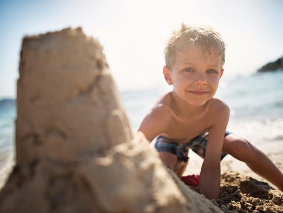 6-Jähriger baut Sandburg am Langeooger Strand