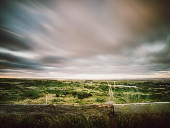 Blick von der Melkhörndüne beim Fahrradausflug durchs Pirolatal Blick von der Melkhörndüne auf die Jugendherberge auf Langeoog