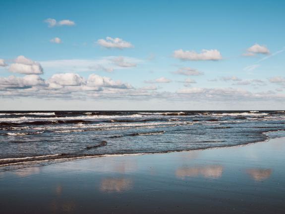 Gut für die Seele Wolken spiegeln sich in der Meeresoberfläche