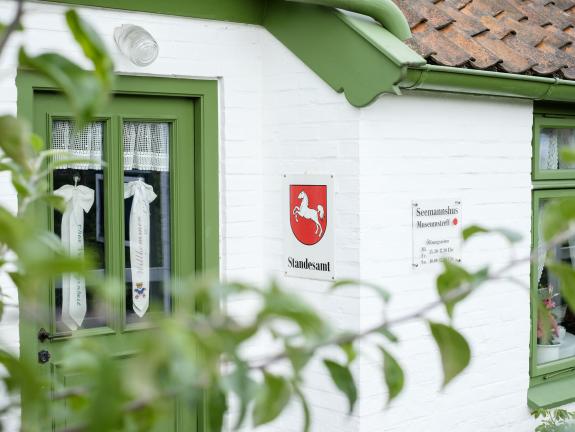 Das Seemannshus beherbergt einige spannende Geschichten über den Ort. Und fast täglich kommen neue hinzu, denn hier kann auch geheiratet werden. Seemannshus Langeoog