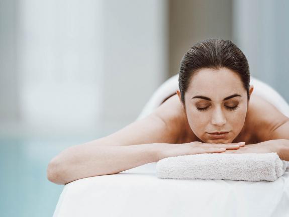 Entspannen bei einer der vielfältigen Anwendungen und hinterher: fühlen wie neugeboren Frau entspannt sich im Spa-Bereich