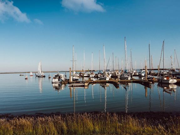 Segelkurse für Kinder und Jugendliche: Im geschützten Hafenbecken an der Südostseite der Insel liegen die Optimisten für die Kinder-Segelkurse vor Anker.