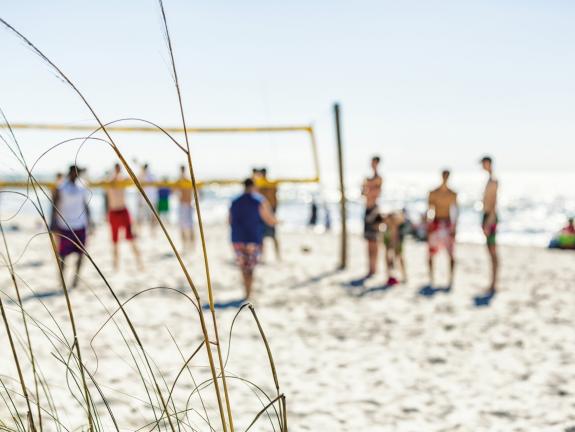 Beachvolleyball: Hier dürfen Erwachsene und Jugendliche gleichermaßen nach Herzenslust um die Wette baggern Eine Gruppe Jugendlicher spielt Beachvolleyball am Langeooger Sportstrand