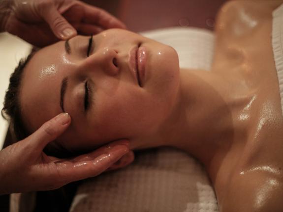 Frau bei einer Gesichtsmassage