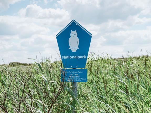 Start und Ende des Naturpfades sind durch Stelen gekennzeichnet. Stele, die Start und Ende des Naturpfades markieren.