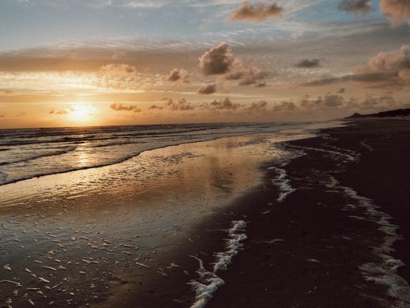 Die Zeit auf der Insel ist mehr als nur Urlaub. Die wohltuende Wirkung von Sonne, Wind und Meer tut gut, um zu entspannen oder zu genesen. Sonnenuntergang am Strand