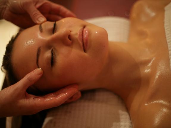 Entpannt im Urlaub mit einer wohltuenden Massage Frau wird am Kopf massiert