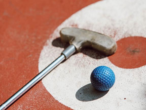 'Hole in One' ist auch beim Minigolf eine kleine Kunst minigolf schläger auf bahn