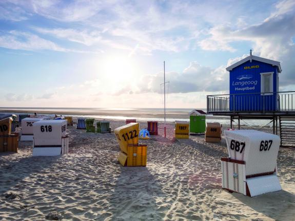 Unbekümmert Baden Langeooger Sandstrand Blick auf den Strand mit Strandkörben und DLRG-Station