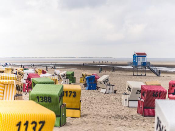 Der Langeooger Strand mit den bunten Strandkörben Strandkörbe am Langeoog Strand