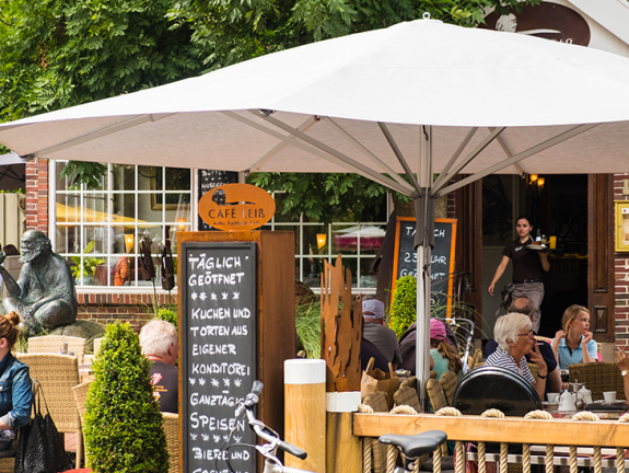 Terrasse und Eingangsbereich des Café Leiß