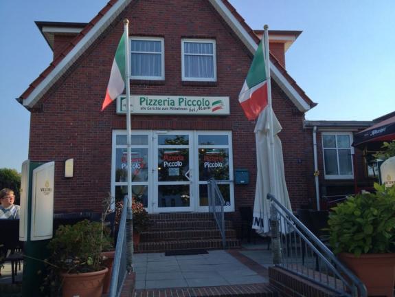 Terrasse und Eingangsbereich der Pizzeria Piccolo