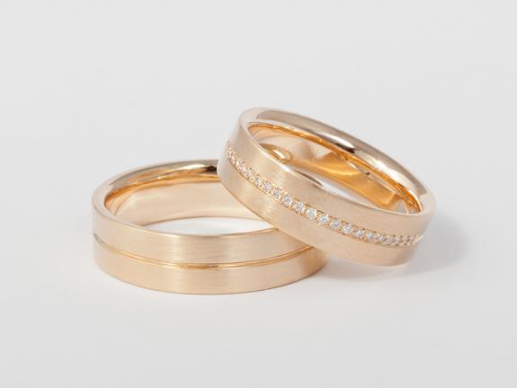 Trauringe Trauringe in Gold mit Steinchen besetzt