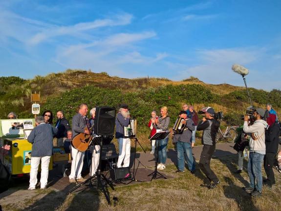Judith Rakers auf Langeoog beim Dünensingen