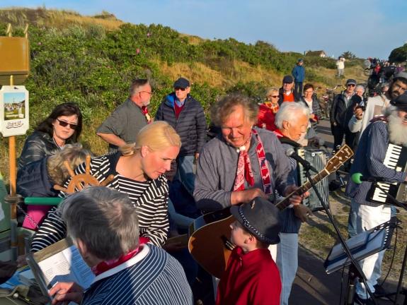 Auf Langeoog gibt es viele Traditionen Judith Rakers beim Langeooger Dünensingen