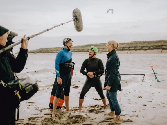 Dreharbeiten zu Judith Rakers auf Langeoog Micheal Stangelmeier erklärt Judith Rakers und ingolf Lück das Kite- und Windsurfen