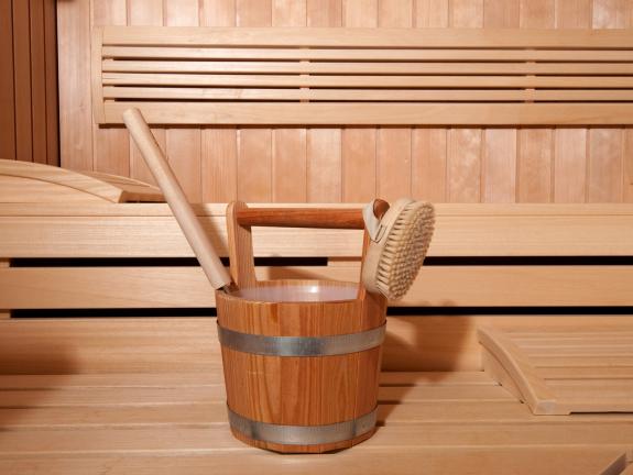Saunaeimer steht in der Sauna Die Langeooger Sauna bietet unterschiedliche Aufgüsse