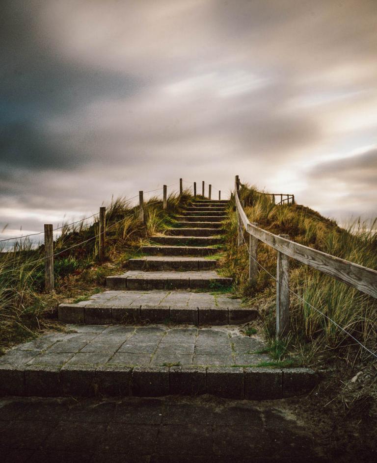 Langeoog dramatisch: Die Melkhörndüne im Abendlicht Aufstieg zur Melkhörndüne