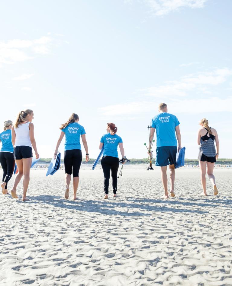 Sportteam auf dem Weg zu Sportstrand