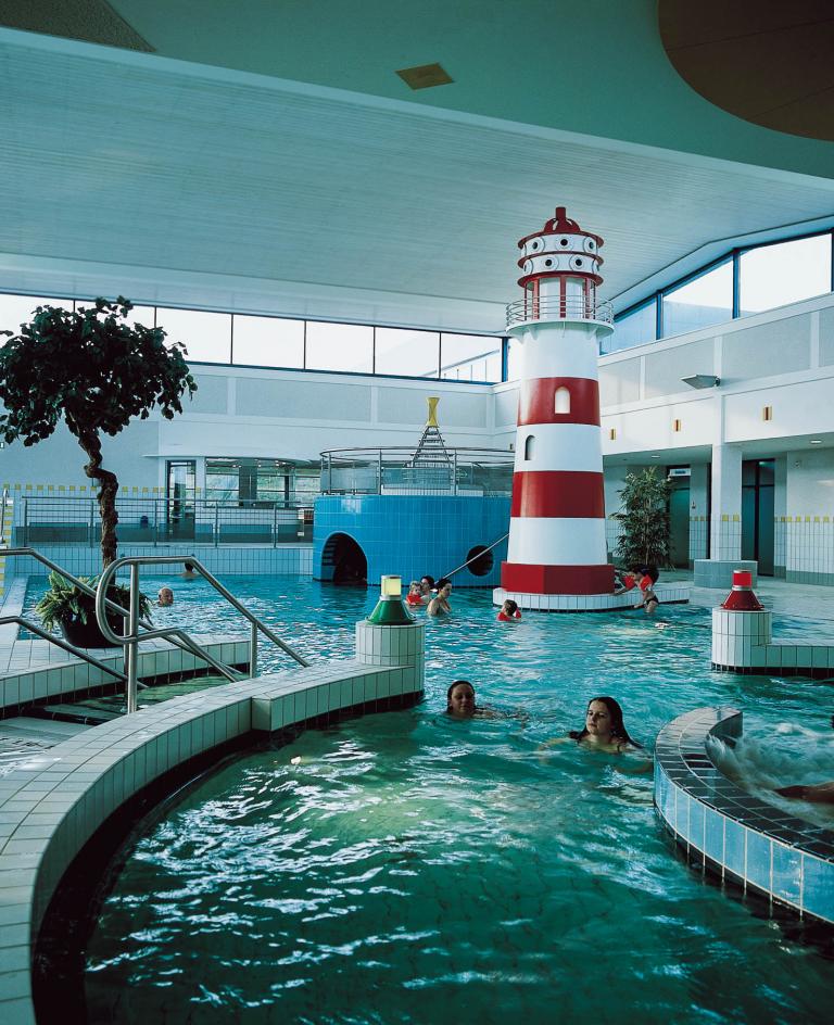 Erlebnisbecken mit Traumgrotte und Leuchtturm im Meerwasser-Freizeit- und Erlebnisbad