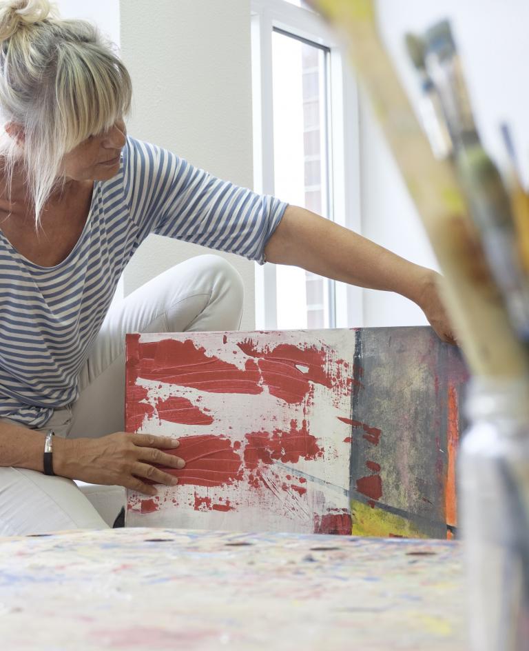 Marlies Eggers zeigt ein abstraktes Gemälde