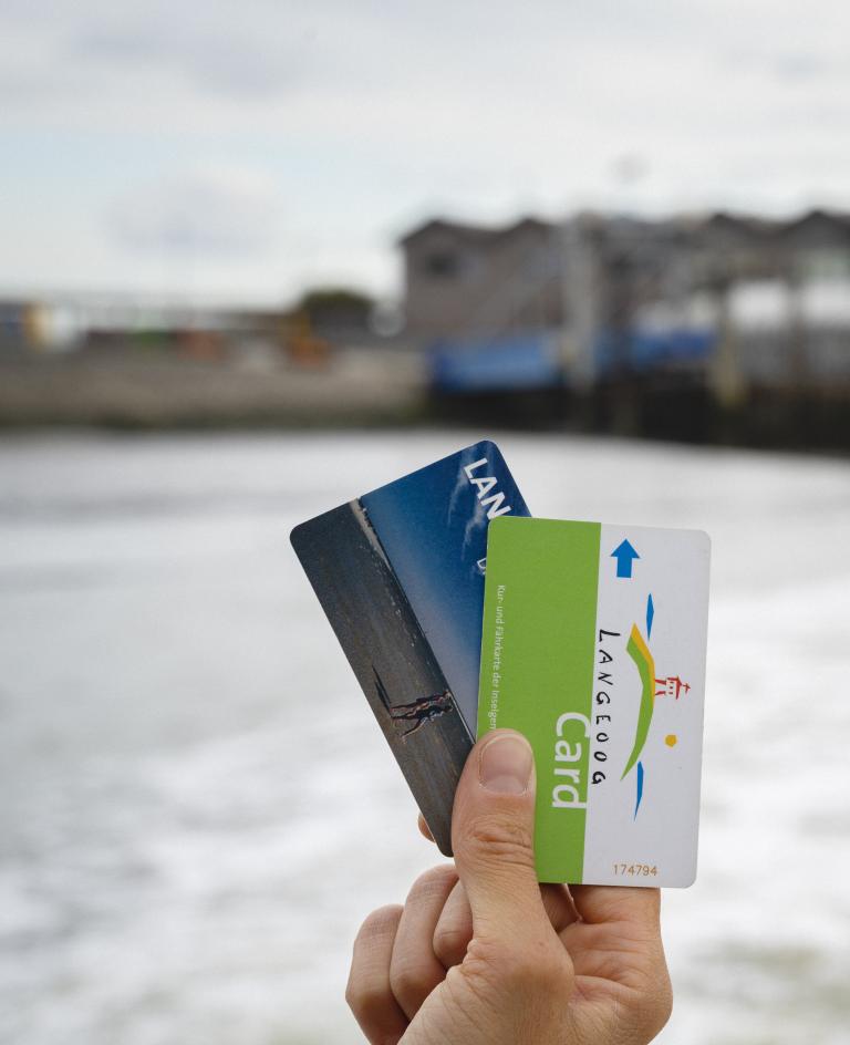Die LangeoogCard, Ihre Karte für einen entspannten Urlaub Die LangeoogCard mit Blick auf den Hafen