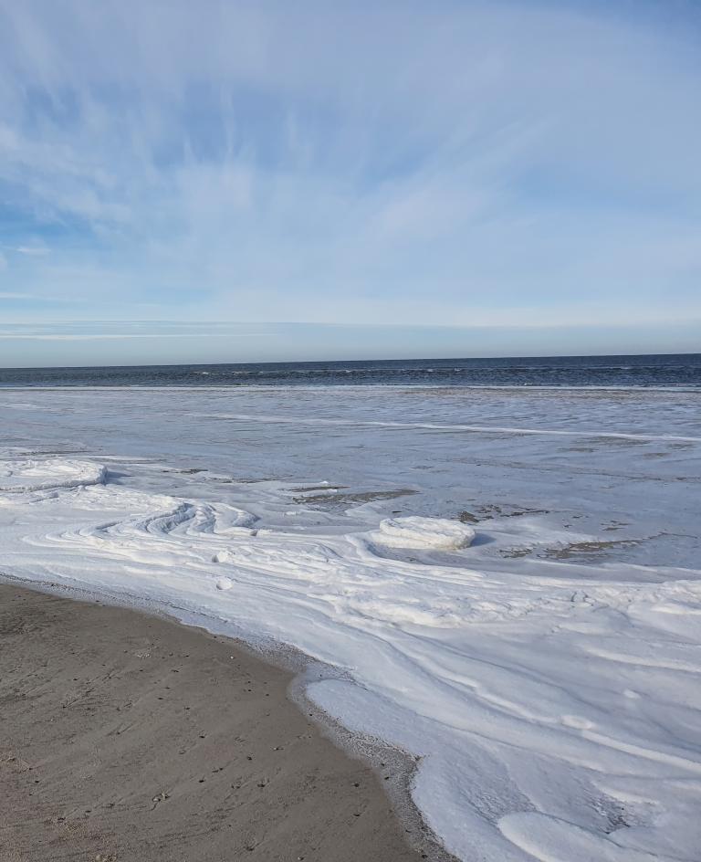 Winter auf Langeoog: Die Brandung der Nordsee ist eingefroren