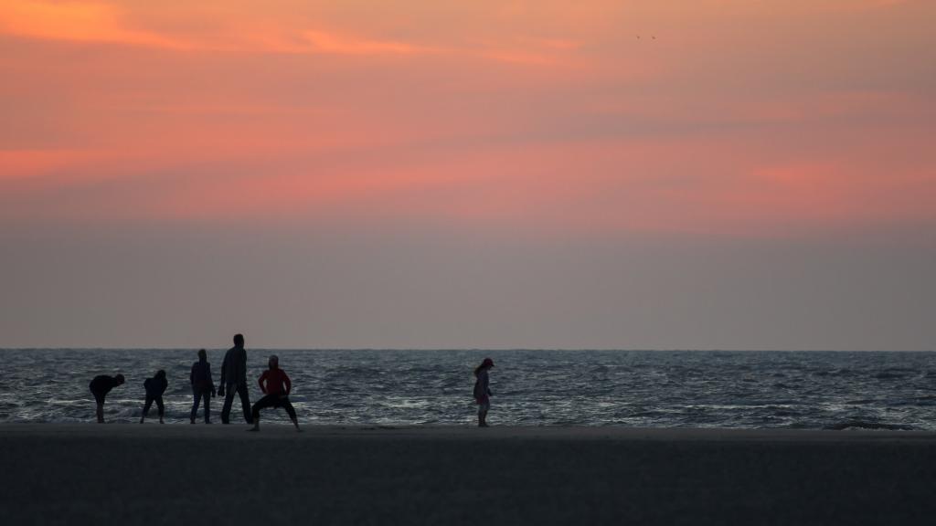 Aktiv am Abend: Sportler am Langeooger Strand in der Abendsonne