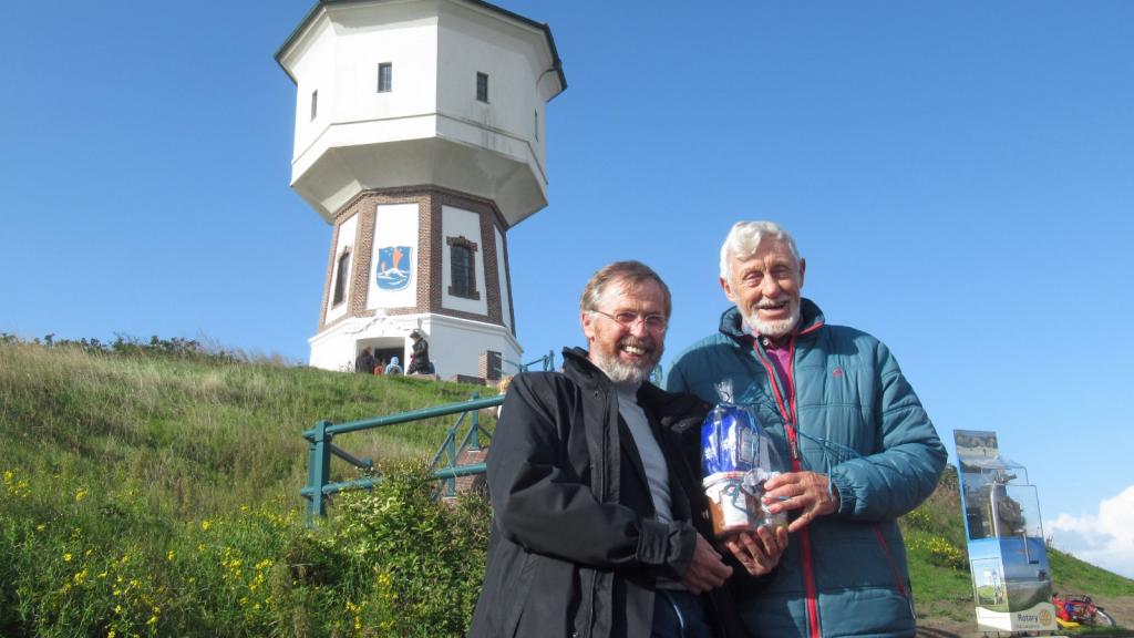 Bürgermeister Garrels dankt Jonny Vestering für seine Abreit