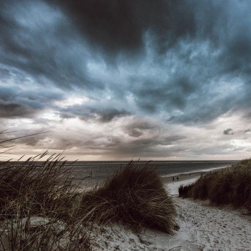 Strand bei Regenwetter