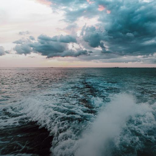 Blick in die Heckwelle einer fahrenden Fähre