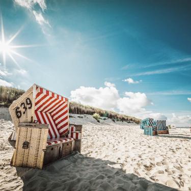 Der Strand auf Langeoog ist in Bade-, Sport-, Hunde-, Kite/Surf- und Drachenstrand aufgeteilt.  Blick auf den Langeooger Strand Richtung Westen