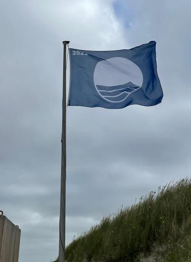 Die blaue Flagge weht am Langeooger Strand