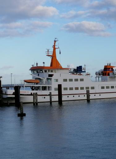 Die Langeoog IV am Hafen auf Langeoog Die Langeoog IV am Anleger auf Langeoog