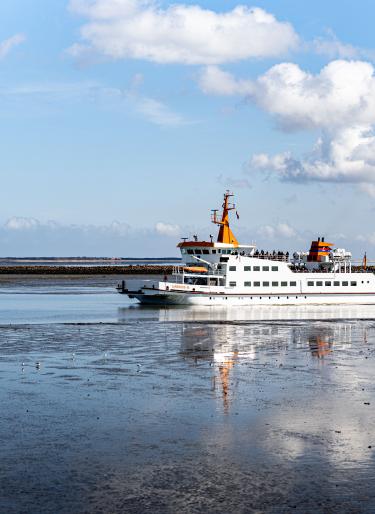 Fähre im Hafen Langeoog